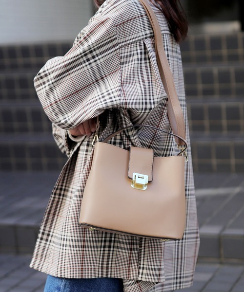 florist（フローリスト）の「【2WAY/3WAY・高見え♪】 レザーライクベルトデザインハンドバッグ/ショルダーバッグ/オフィスバッグ（ハンドバッグ・レディース・オフホワイト/セージグリーン/ピンク/ベージュ/ブラック・FREE）」の3枚目の写真