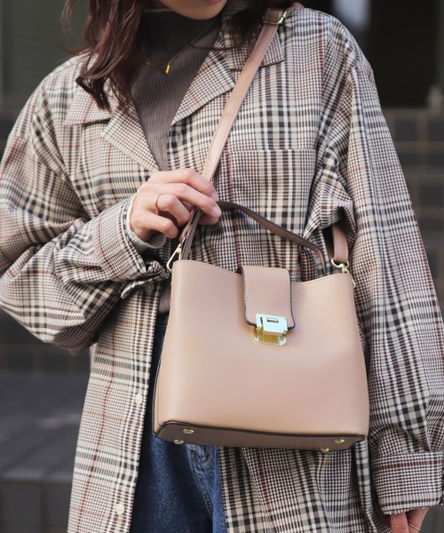 florist（フローリスト）の「【2WAY/3WAY・高見え♪】 レザーライクベルトデザインハンドバッグ/ショルダーバッグ/オフィスバッグ（ハンドバッグ・レディース・オフホワイト/セージグリーン/ピンク/ベージュ/ブラック・FREE）」の7枚目の写真