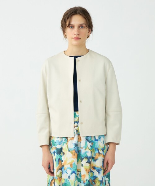 BALLSEY（ボールジィ）の「コットンアムンゼン バックペプラムジャケット（ノーカラージャケット・レディース・ライトベージュ/ネイビー・36）」の4枚目の写真