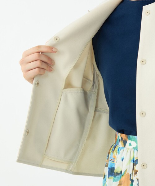 BALLSEY（ボールジィ）の「コットンアムンゼン バックペプラムジャケット（ノーカラージャケット・レディース・ライトベージュ/ネイビー・36）」の7枚目の写真