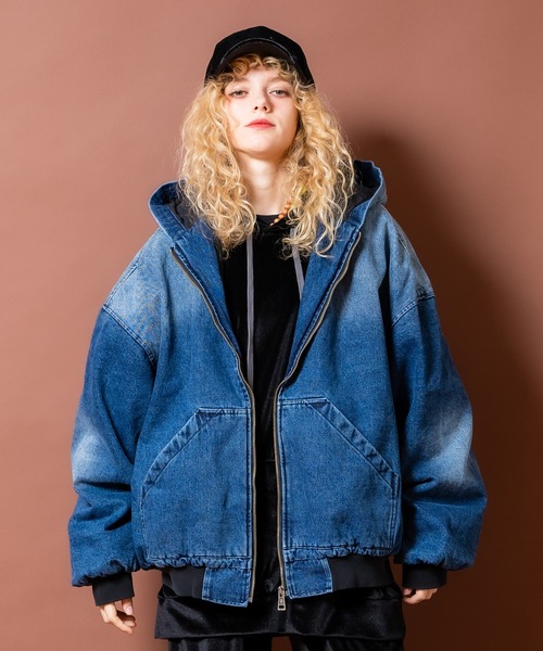 a.p.o.v.(エーピーオービー)の「a.p.o.v. グラデーションウォッシュデニムオーバーサイズ中綿フーディーブルゾン(ダウンジャケット/コート・メンズ・ブラック/ブルー・ONESIZE)」の2枚目の写真