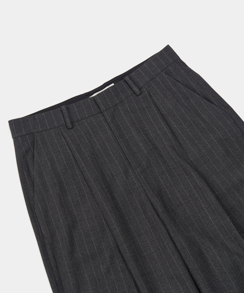 EXCONTAINER(エックスコンテナ)の「クラシックワンタックピンストライプトラウザー (チャコール)(スラックス・メンズ・その他・MEDIUM/LARGE/X-LARGE)」の5枚目の写真