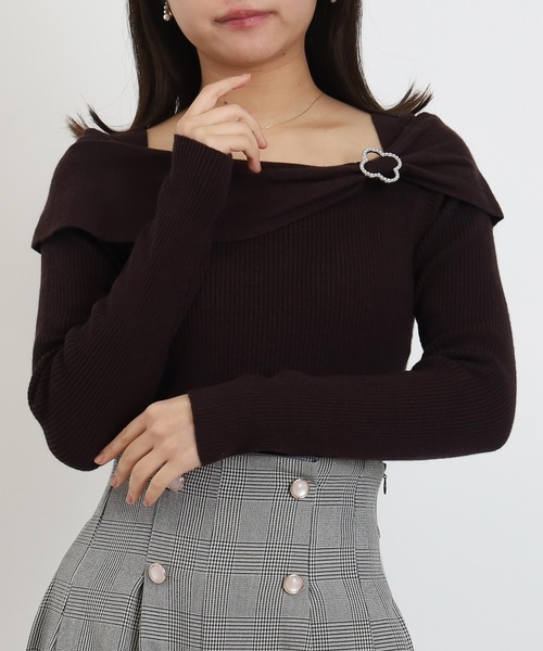 ASTORIA ODIER（アストリアオディール）の「クローバーバックルオフショルニット（ニット/セーター・レディース・ホワイト/ブラウン/ブラック/ワイン・MEDIUM）」の3枚目の写真