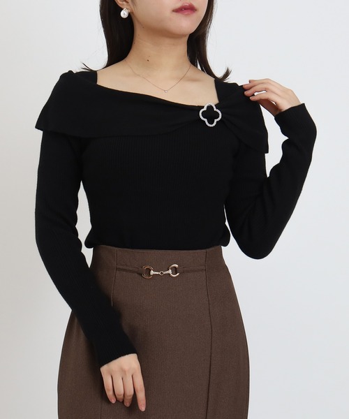 ASTORIA ODIER（アストリアオディール）の「クローバーバックルオフショルニット（ニット/セーター・レディース・ホワイト/ブラウン/ブラック/ワイン・MEDIUM）」の2枚目の写真