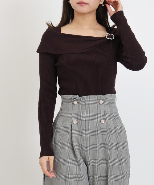 ASTORIA ODIER（アストリアオディール）の「クローバーバックルオフショルニット（ニット/セーター・レディース・ホワイト/ブラウン/ブラック/ワイン・MEDIUM）」の5枚目の写真