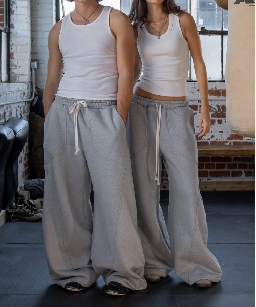 Vini（ヴィニ）の「ユニセックスワイドスウェットパンツ（スウェットパンツ・レディース・グレー・MEDIUM/SMALL/LARGE）」の3枚目の写真