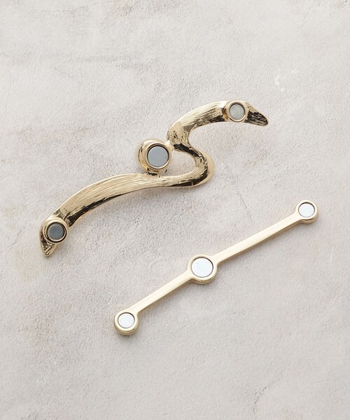 OPAQUE.CLIP（オペークドットクリップ）の「【マグネット】1粒フェイクパールラインブローチ（ブローチ/コサージュ・レディース・ゴールド/シルバー・00）」の5枚目の写真