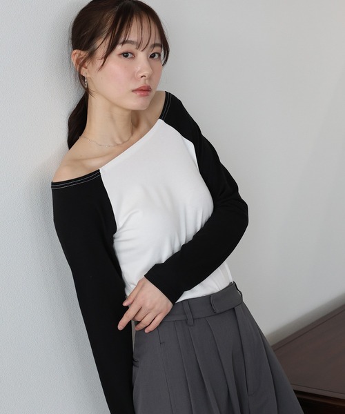 BLUEEAST(ブルーイースト)の「オフショルダーカットソー(Tシャツ/カットソー・レディース・ホワイト系/ブラック/グレー系・MEDIUM)」の1枚目の写真
