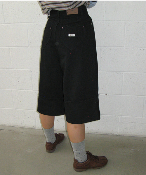 RONRON(ロンロン)の「HEART POCKET ROLL UP BERMUDA DENIM PANTS BLACK(デニムパンツ・レディース・その他・S/M)」の2枚目の写真