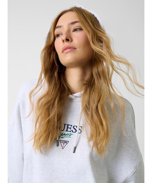 GUESS JEANS(ゲスジーンズ)の「GUESS JEANS Drop Shoulder Baker Cropped Hood パーカー(パーカー・レディース・グレー/ブラック・X-SMALL/SMALL/MEDIUM/LARGE)」の4枚目の写真