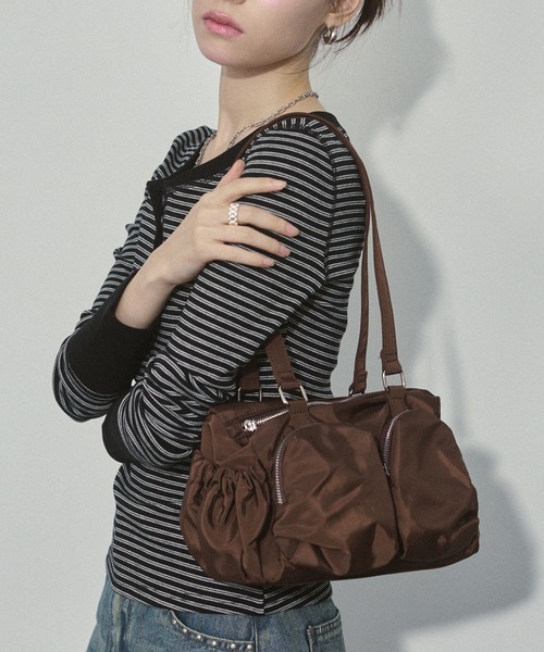 ENVYM（アンビー）の「アウトポケット ギャザー ナイロンバッグ（ハンドバッグ・レディース・ブラウン/ブラック/ホワイト・FREE）」の3枚目の写真