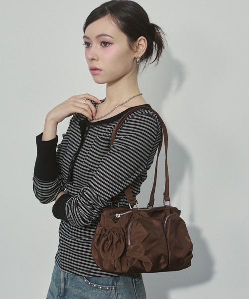 ENVYM（アンビー）の「アウトポケット ギャザー ナイロンバッグ（ハンドバッグ・レディース・ブラウン/ブラック/ホワイト・FREE）」の5枚目の写真