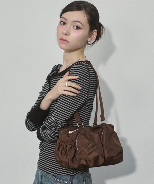 ENVYM（アンビー）の「アウトポケット ギャザー ナイロンバッグ（ハンドバッグ・レディース・ブラウン/ブラック/ホワイト・FREE）」の8枚目の写真