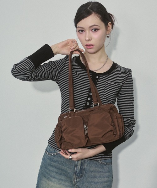 ENVYM（アンビー）の「アウトポケット ギャザー ナイロンバッグ（ハンドバッグ・レディース・ブラウン/ブラック/ホワイト・FREE）」の7枚目の写真