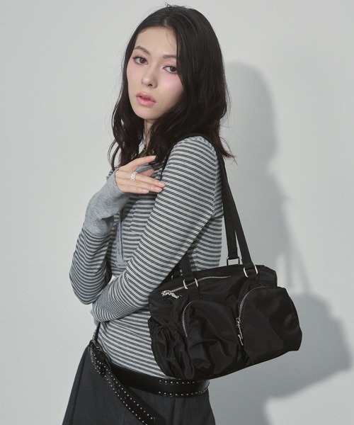 ENVYM（アンビー）の「アウトポケット ギャザー ナイロンバッグ（ハンドバッグ・レディース・ブラウン/ブラック/ホワイト・FREE）」の11枚目の写真