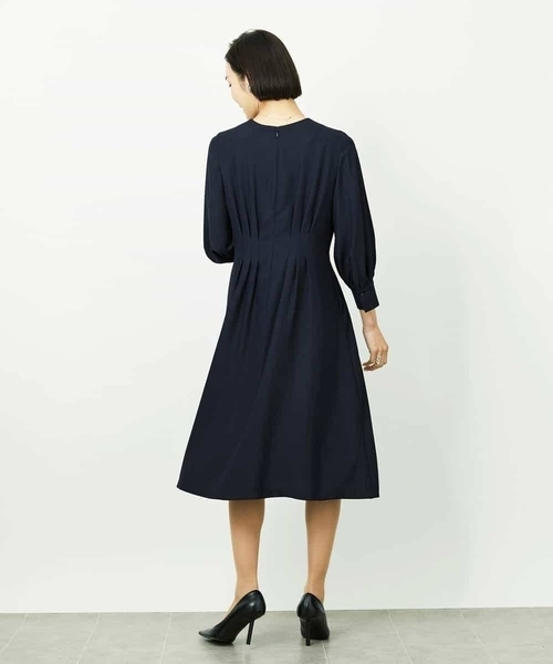 MICHEL KLEIN（ミッシェル・クラン）の「[オケージョン/セレモニー]ドレープワンピース（ワンピース・レディース・ブラック/ネイビー・38）」の4枚目の写真