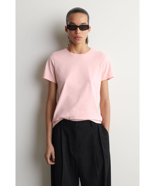 COS(コス)の「コットン クルーネックTシャツ(Tシャツ/カットソー・レディース・ホワイト系/ブラック/ネイビー/イエロー/ブラウン/ベージュ/ライトピンク/イエロー系その他/グレー系その他・XS/S/M/L/XL)」の9枚目の写真