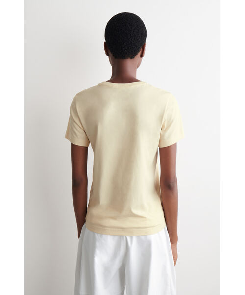 COS(コス)の「コットン クルーネックTシャツ(Tシャツ/カットソー・レディース・ホワイト系/ブラック/ネイビー/イエロー/ブラウン/ベージュ/ライトピンク/イエロー系その他/グレー系その他・XS/S/M/L/XL)」の10枚目の写真