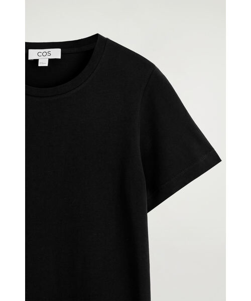 COS(コス)の「コットンクルーネックTシャツ(Tシャツ/カットソー・レディース・ホワイト系/ブラック/ネイビー/イエロー/ブラウン/ベージュ/ライトピンク/イエロー系その他/グレー系その他/ダークグリーン・XS/S/M/L/XL)」の22枚目の写真