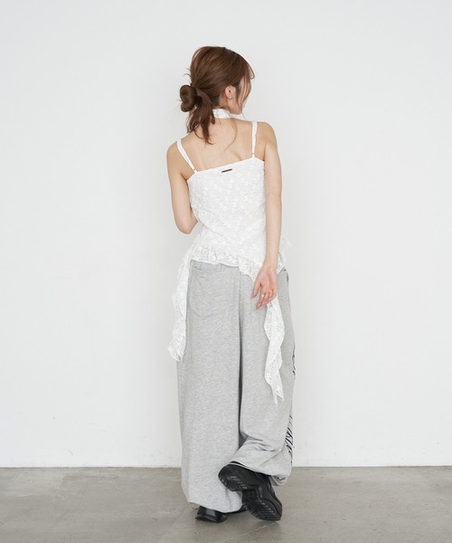 RAY CASSIN(レイカズン)の「タイ付サイドフリルキャミソール(キャミソール・レディース・ブラック系その他2/ホワイト系その他2/ベージュ系その他2・FREE)」の4枚目の写真