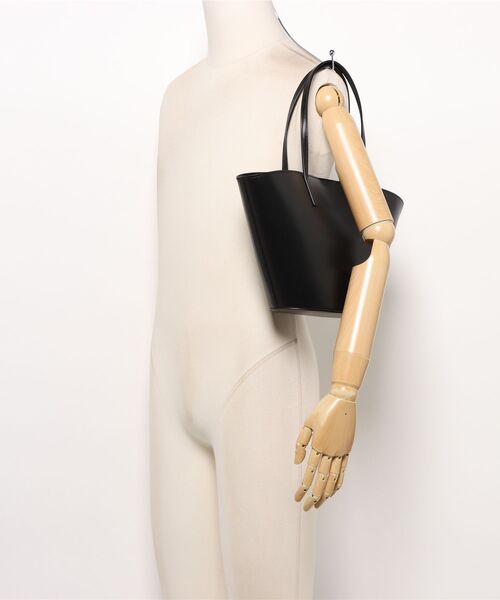 AMOMENTO(アモーメント)の「AMOMENTO LEATHER BUCKET BAG(ハンドバッグ・レディース・ブラック・FREE)」の6枚目の写真