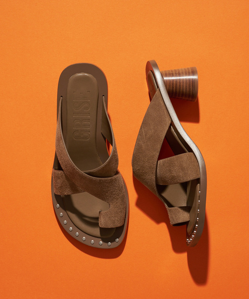 GRISE(グリーズ)の「GRISE5cmレザーEDGEトングサンダル(サンダル・レディース・キャメル/ブラック・X-LARGE/LARGE/MEDIUM/SMALL)」の2枚目の写真