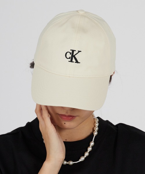 Calvin Klein（カルバン・クライン）の「Calvin Klein/カルバンクライン キャップ - 6パネルスモールモノグラムベースボールキャップ アウトドア レジャー 2026年春夏（キャップ・メンズ・ブラック/クリーム・FREE）」の2枚目の写真