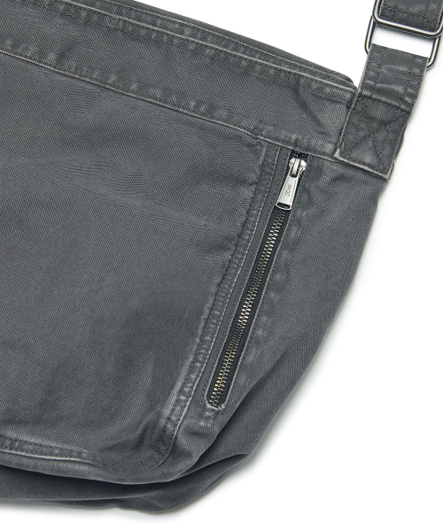 NOMANUAL(NOMANUAL)の「WASHED CANVAS CROSS BAG - WASHED CHARCOAL(メッセンジャーバッグ・レディース・その他・FREE)」の2枚目の写真