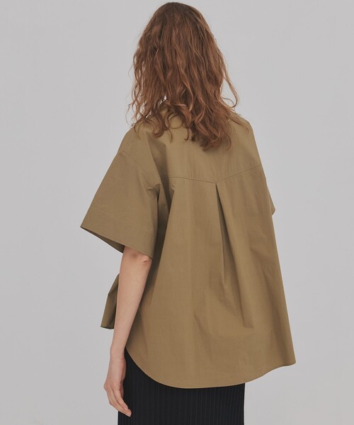 PUBLIC TOKYO(パブリックトウキョウ)の「【夏の新定番】フラップタックハーフスリーブシャツ/スタイルアップが叶う/ペプラム/お尻隠れる/(シャツ/ブラウス・レディース・ホワイト/カーキ・FREE)」の8枚目の写真