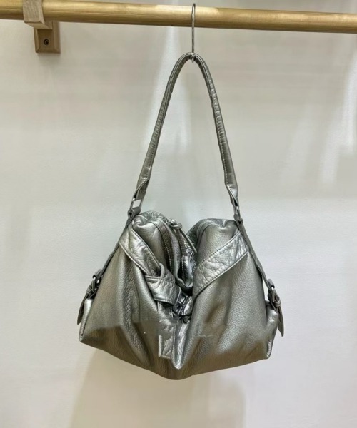 Ritzy(リッツィー)の「メタリックソフトショルダーバッグ(ショルダーバッグ・レディース・シルバー/ブラック/ホワイト・FREE)」の12枚目の写真