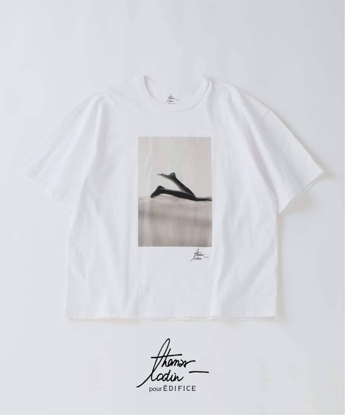 EDIFICE（エディフィス）の「THOMAS LODIN(トーマス ロディン) 別注 フォト プリント Tシャツ（Tシャツ/カットソー・メンズ・ブルー/ブラック/オレンジ/ベージュ/ブラック系その他・LARGE/MEDIUM）」の2枚目の写真