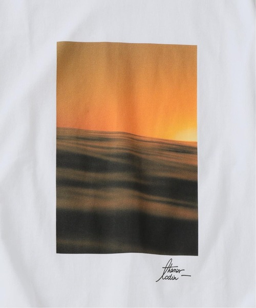 EDIFICE（エディフィス）の「THOMAS LODIN(トーマス ロディン) 別注 フォト プリント Tシャツ（Tシャツ/カットソー・メンズ・ブルー/ブラック/オレンジ/ベージュ/ブラック系その他・LARGE/MEDIUM）」の8枚目の写真