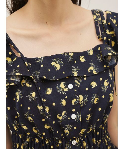SNIDEL（スナイデル）の「Sustainableフルーツプリントシャーリングブラウス（シャツ/ブラウス・レディース・ダークネイビー/ピンク/アイボリー・F）」の15枚目の写真