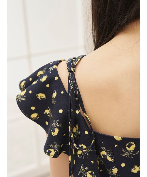 SNIDEL（スナイデル）の「Sustainableフルーツプリントシャーリングブラウス（シャツ/ブラウス・レディース・ダークネイビー/ピンク/アイボリー・F）」の16枚目の写真