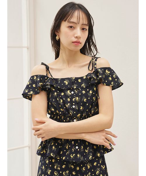 SNIDEL（スナイデル）の「Sustainableフルーツプリントシャーリングブラウス（シャツ/ブラウス・レディース・ダークネイビー/ピンク/アイボリー・F）」の19枚目の写真