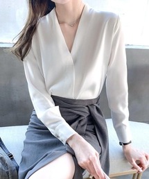 すっきりとしたVネックで上品に着こなせる、きれいめ長袖ブラウス