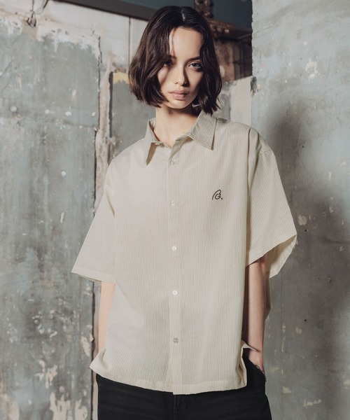 ROCHEM（ローシェン）の「ワンポイントロゴ刺繍短丈ストライプシャツ（シャツ/ブラウス・メンズ・ベージュ/ブルー/グリーン・XS/S/M/L）」の4枚目の写真