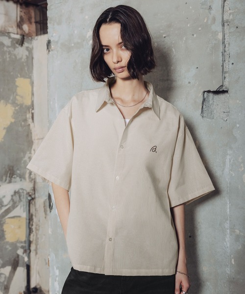 ROCHEM（ローシェン）の「ワンポイントロゴ刺繍短丈ストライプシャツ（シャツ/ブラウス・メンズ・ベージュ/ブルー/グリーン・XS/S/M/L）」の5枚目の写真