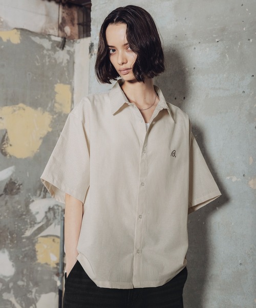ROCHEM（ローシェン）の「ワンポイントロゴ刺繍短丈ストライプシャツ（シャツ/ブラウス・メンズ・ベージュ/ブルー/グリーン・XS/S/M/L）」の6枚目の写真