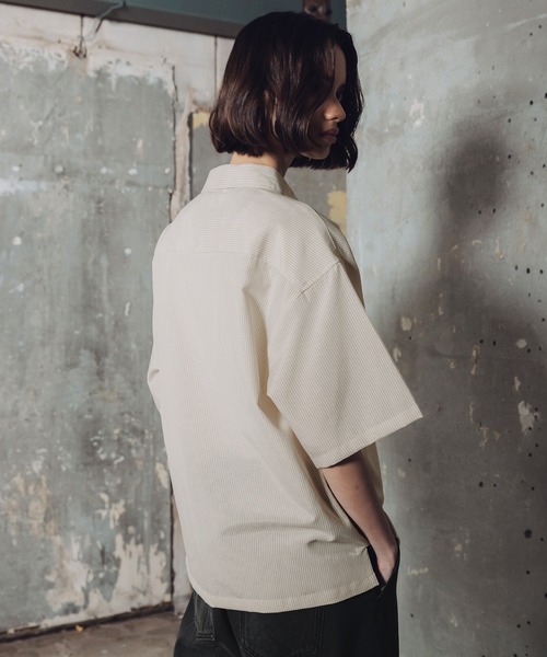 ROCHEM（ローシェン）の「ワンポイントロゴ刺繍短丈ストライプシャツ（シャツ/ブラウス・メンズ・ベージュ/ブルー/グリーン・XS/S/M/L）」の8枚目の写真