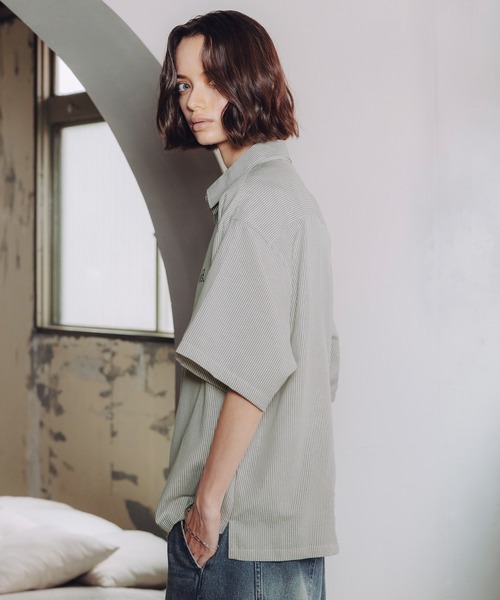 ROCHEM（ローシェン）の「ワンポイントロゴ刺繍短丈ストライプシャツ（シャツ/ブラウス・メンズ・ベージュ/ブルー/グリーン・XS/S/M/L）」の20枚目の写真