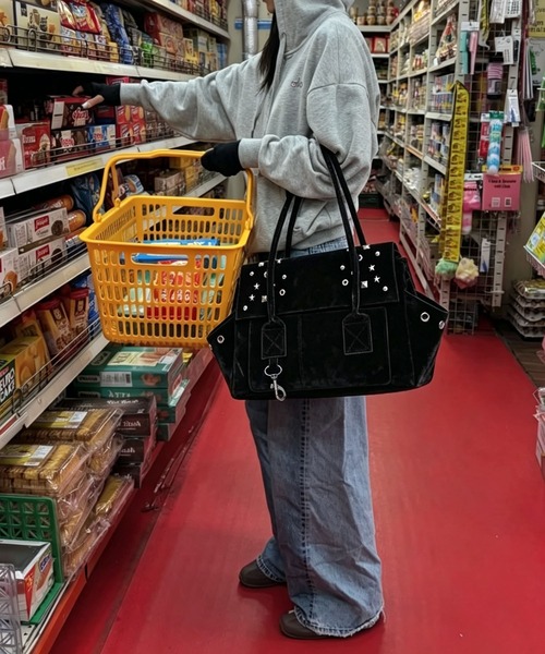 LA VORAGINE（ラ ヴォラジネ）の「スタッズ付き スエード調トートバッグ（トートバッグ・レディース・シルバー/アイボリー/ブラック・FREE）」の7枚目の写真