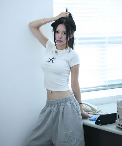 DAUSPICE（ディーオスピス）の「(DUC) Symbol Bermuda Sweat Shorts Grey（その他パンツ・メンズ・ライトグレー・LARGE/MEDIUM/SMALL）」の8枚目の写真