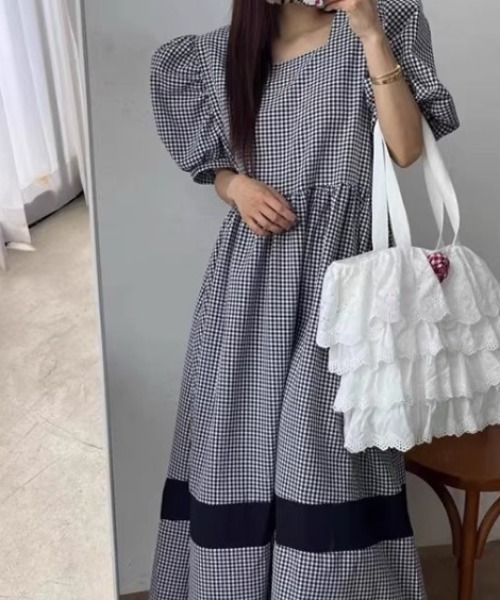 deux amour(ドゥーザムール)の「ライン入りスクエアネックボリュームワンピース(ワンピース・レディース・ベージュ/チェック/ネイビー・FREE)」の13枚目の写真