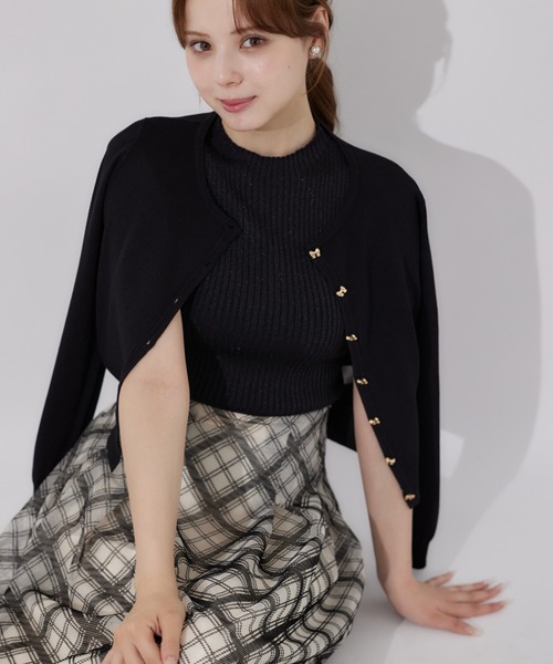tocco closet(トッコ クローゼット)の「UVカット&接触冷感&ハンドウォッシュ♪リボンモチーフ釦カーディガン(カーディガン/ボレロ・レディース・オフホワイト/ブラック/ローズ・M)」の1枚目の写真