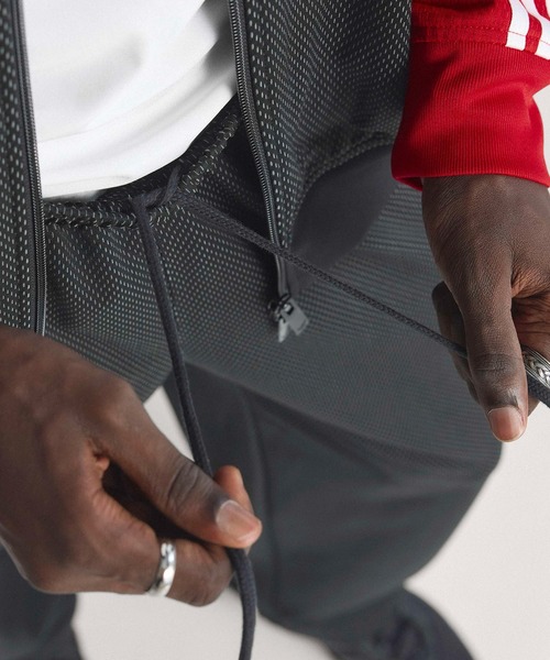 adidas（アディダス）の「ルーズ メッシュ トラックパンツ / LOOSE MESH TRACKPANTS / アディダスオリジナルス adidas Originals（スウェットパンツ・メンズ・ブラック・MEDIUM/LARGE/3XL/XX-LARGE/X-LARGE/X-SMALL/SMALL）」の4枚目の写真