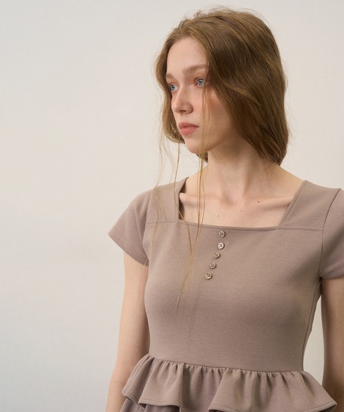 MIELI INVARIANT(ミエリインヴァリアント)の「Square Cut Peplum Tops(Tシャツ/カットソー・レディース・ホワイト/ブラック/ピンクベージュ・FREE)」の15枚目の写真