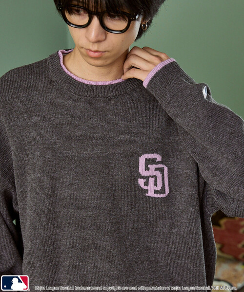 PUBLUX(パブリュクス)の「PUBLUX/パブリュクス 別注 MLB カラー 配色 ニット 限定展開(ニット/セーター・メンズ・ネイビー/チャコールグレー/グレー/ライトグレー/サックスブルー/ブラウン・LARGE/MEDIUM/SMALL)」の2枚目の写真