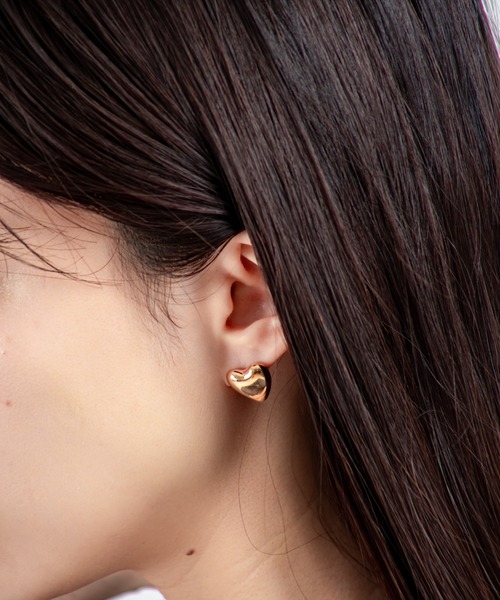ANNIKA INEZ(アニカイネズ)の「【ANNIKA INEZ】ミニハートピアス E1008 Mini Heart Studs(ピアス(両耳用)・レディース・ゴールド・FREE)」の7枚目の写真