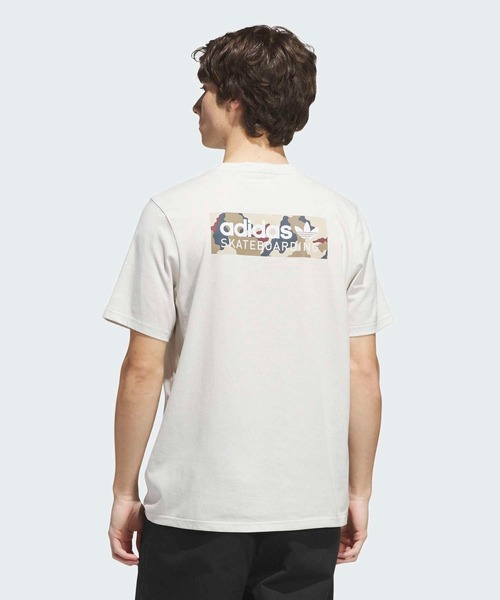 adidas（アディダス）の「SKATEBOARDING CAMO LOGO TEE / アディダスオリジナルス adidas Originals（Tシャツ/カットソー・メンズ・グレー・MEDIUM/SMALL/X-SMALL/3XL/LARGE/X-LARGE）」の4枚目の写真